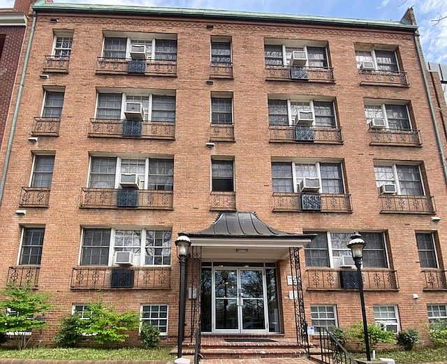 1st image of 939 26th St NW APT 206