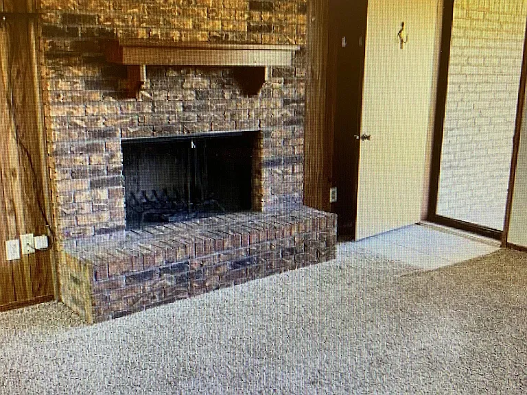 110 W Walnut St — Photo 4