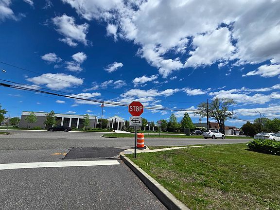 5th image of 15 Deauville Blvd