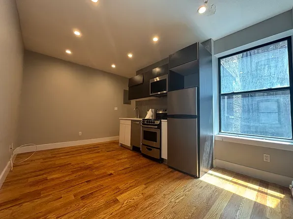 1575 Lexington Avenue image 1 of 5