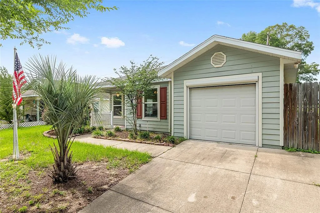3 bed, 2.0 bath, 1177 sqft, $2,160 — Photo 2