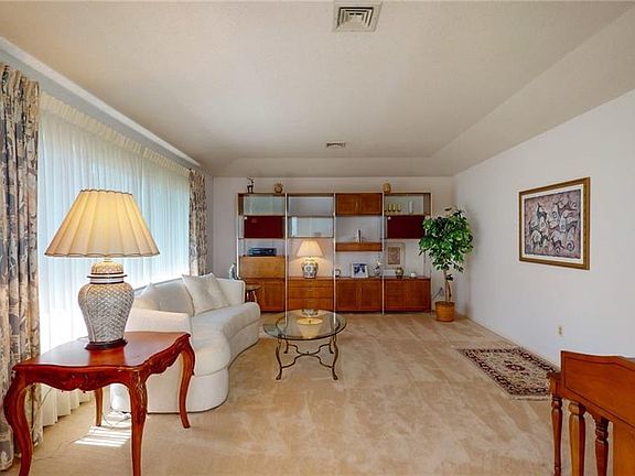 4th image of 31 Brookview Cir