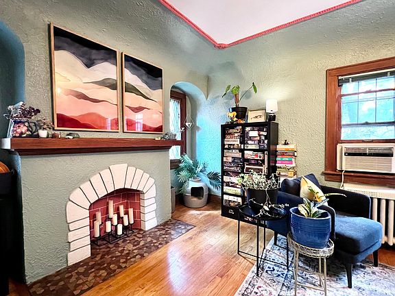 3rd image of 1624 E Newton Ave