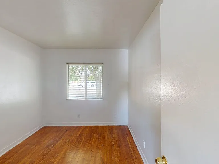 Nicely Updated 1 Bedroom Apts in Beautfiul Downtown Courtyard Complex — Photo 26