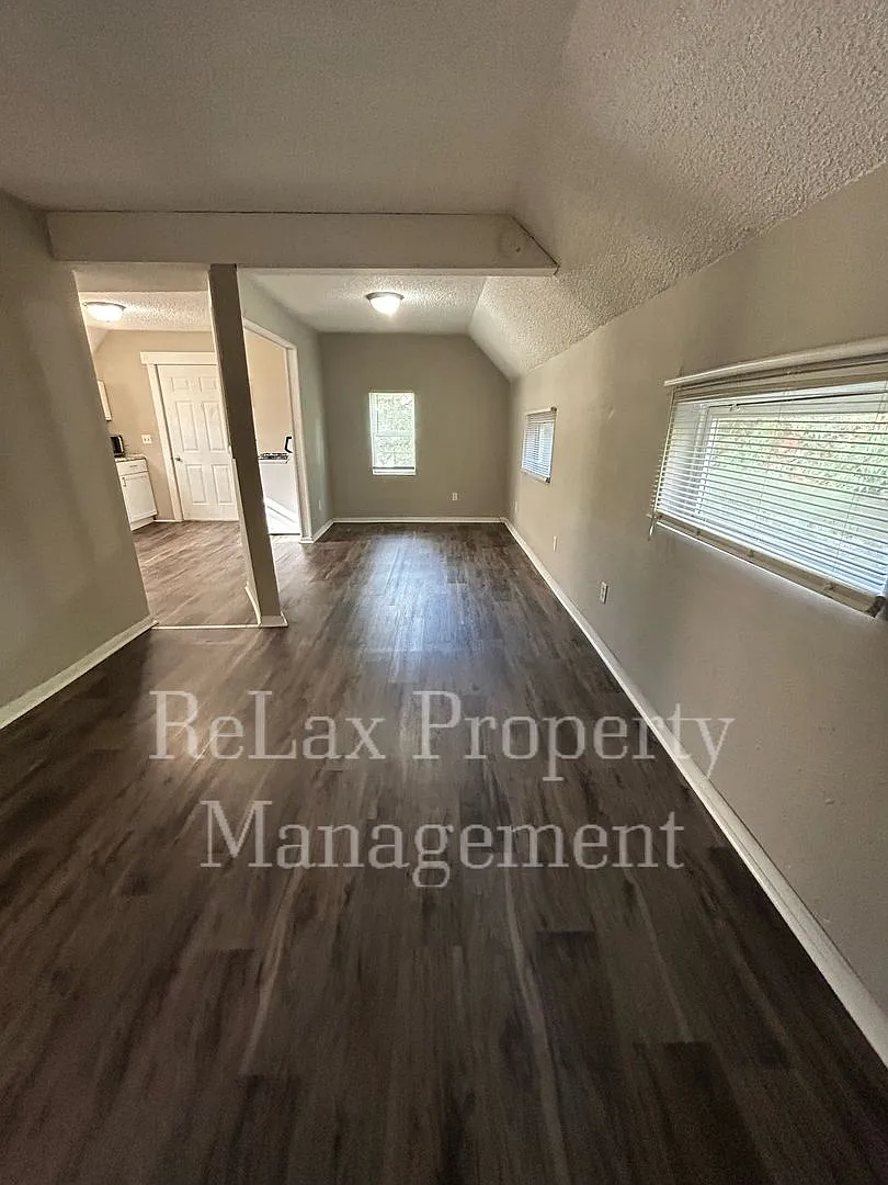 Large 3 Bedroom Apartment — Photo 1