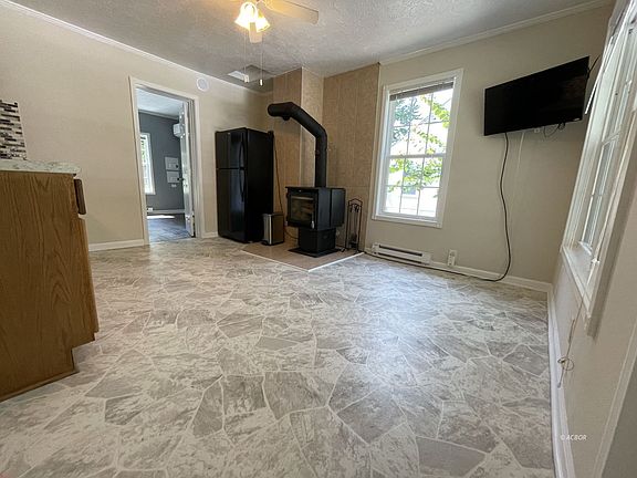 5th image of 572 Willow St