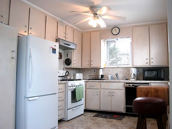 3rd image of 27 Bath St #House