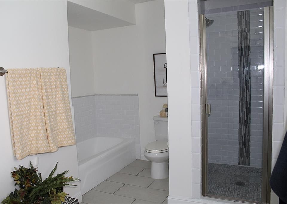 2nd image of 2813 Forest Grove Dr