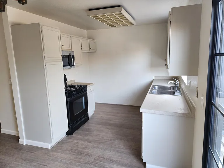4353 Howard Ave — Photo 9