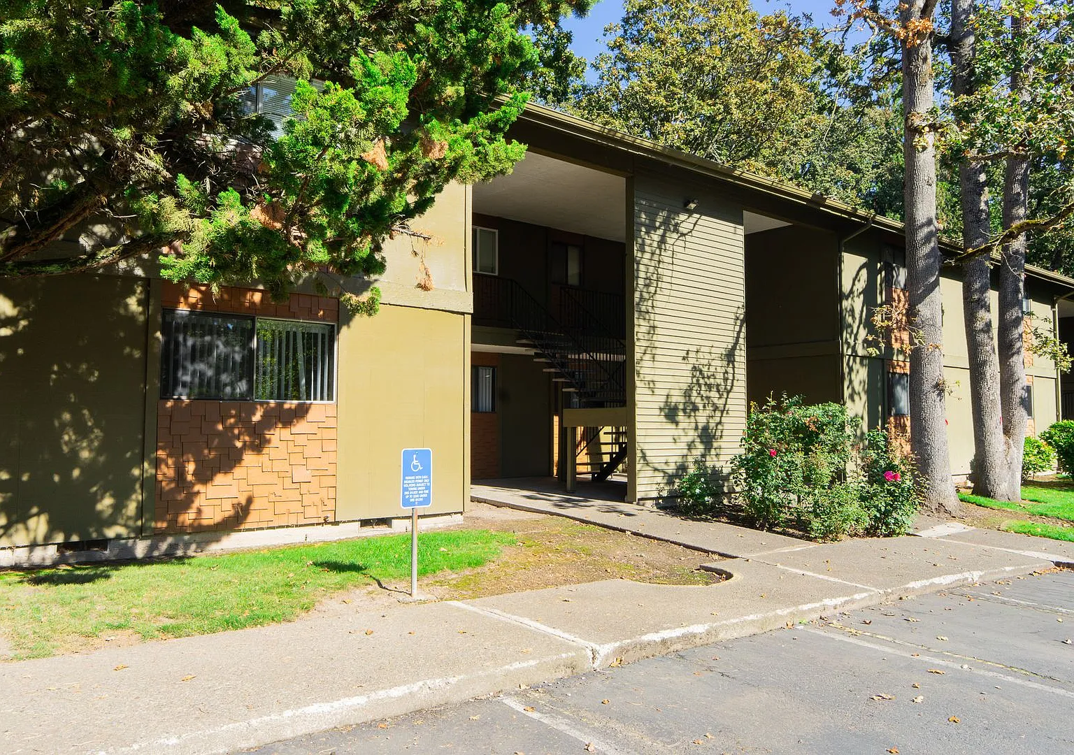 Oakview Terrace Apartments — Photo 2