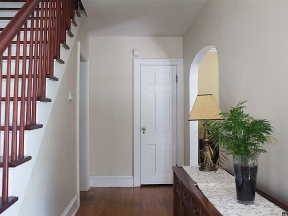 5th image of 381 Columbia St
