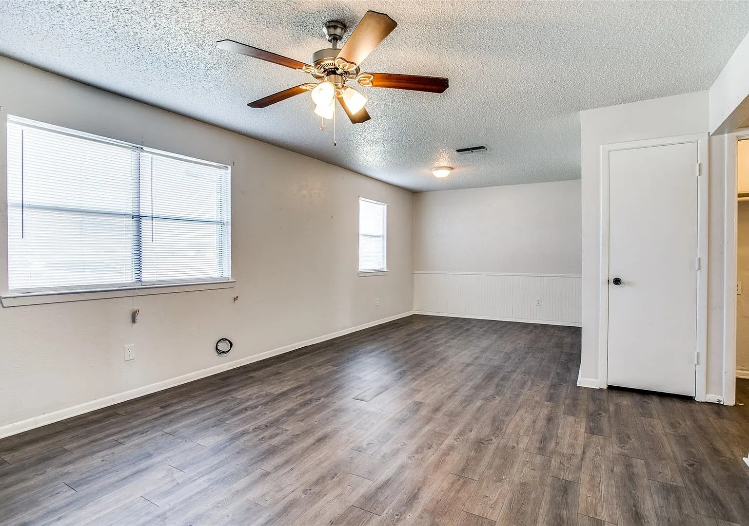 This charming 2-bedroom, 1-bathroom home in Crowley, TX, offers a perfect blend of comfort and co... — Photo 3