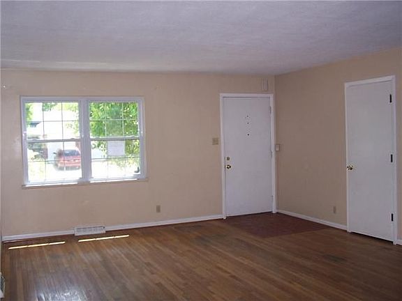 2nd image of 3250 Arbutus Dr