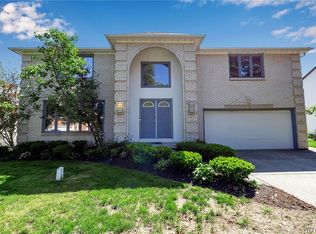 37 Oakridge Dr, Williamsville, NY 14221