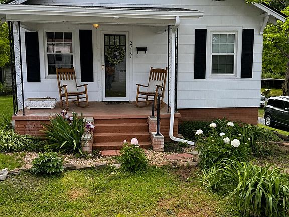 3rd image of 2111 Eastview Ave