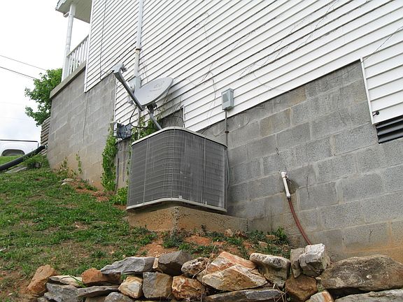 5th image of 2942 Bell St