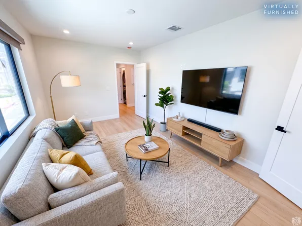 22 6th Ct #B, Hermosa Beach, CA 90254