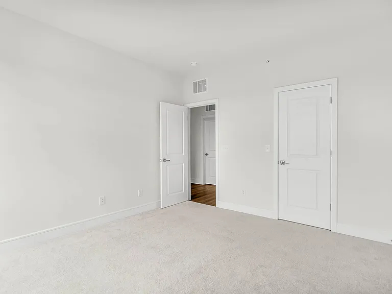 21807 Croxley Ter — Photo 21
