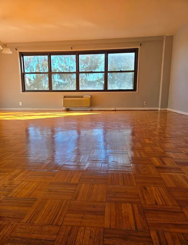 2348 Linwood Ave — Photo 3