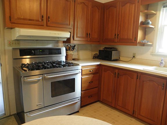 4th image of 72 Saratoga Dr