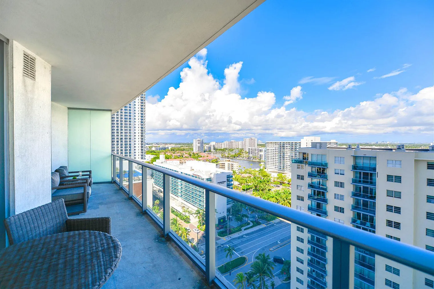 1 bed, 1.0 bath, 839 sqft, $3,338 — Photo 4
