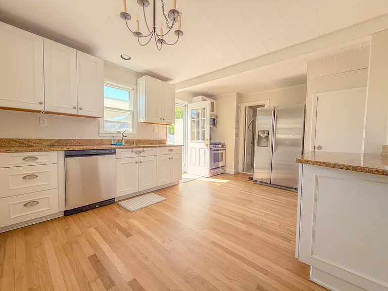 23 Garden City Ave — Photo 6