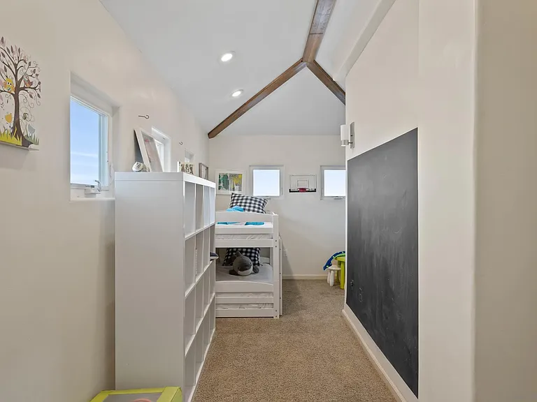 645 Loring St — Photo 34