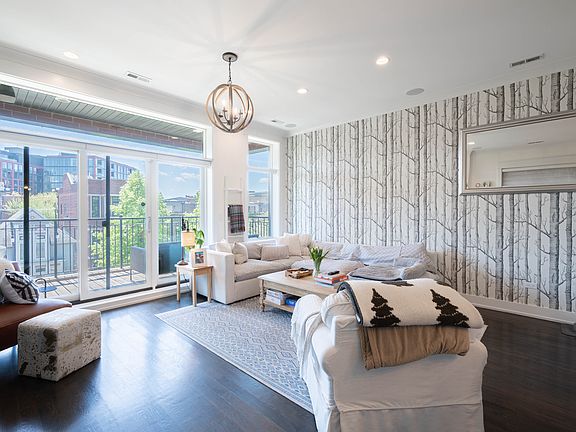 2nd image of 920 W Wrightwood Ave #3