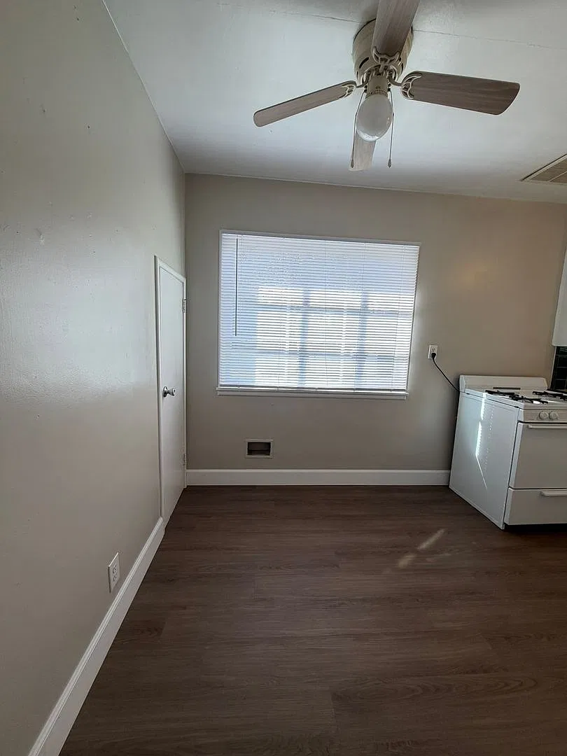 1060 E. Tulare Ave 2 Bedroom 1 Bathroom Home Tulare — Photo 3