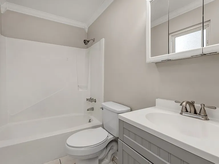 823 Meadow Ln — Photo 16