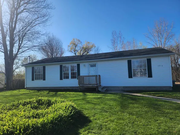1916 E Parish Rd, Kawkawlin, MI 48631
