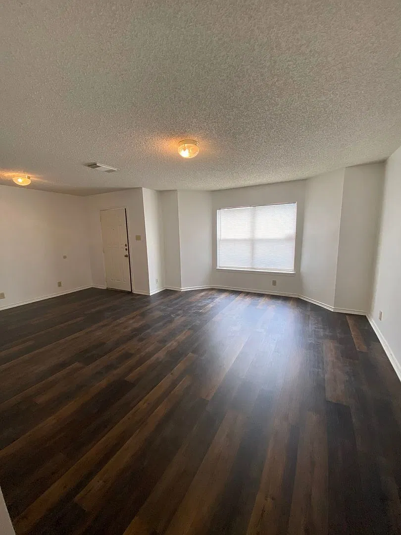 Beautiful 4 Bedroom I/10 / Dezavala — Photo 2