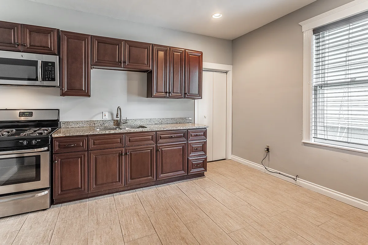 Building Photo - 409 E 6th St #2