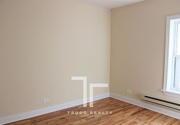 2nd image of 622 W Cornelia Ave APT 2N