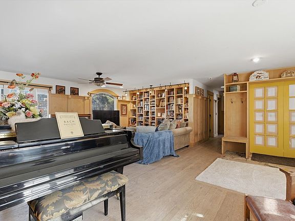 3rd image of 1133 E Wright Way