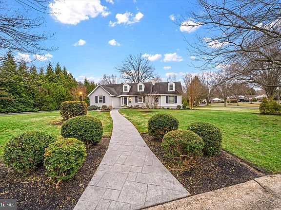 3rd image of 801 Hopeton Rd