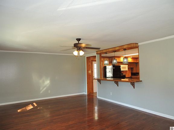3rd image of 105 E Farthing St