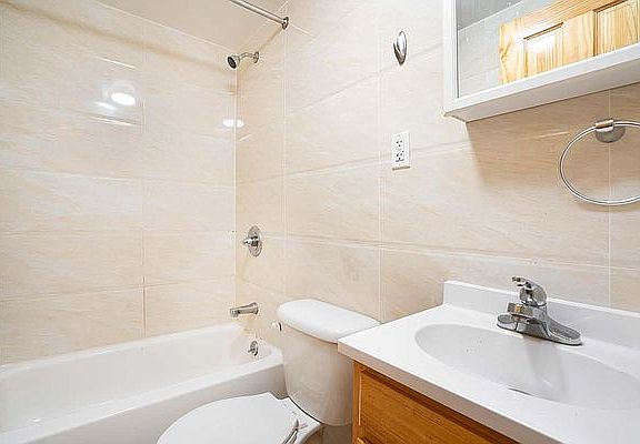 3rd image of 308 Suydam St #2F