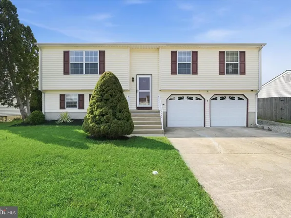 24 Country Ln W, Newark, DE 19702