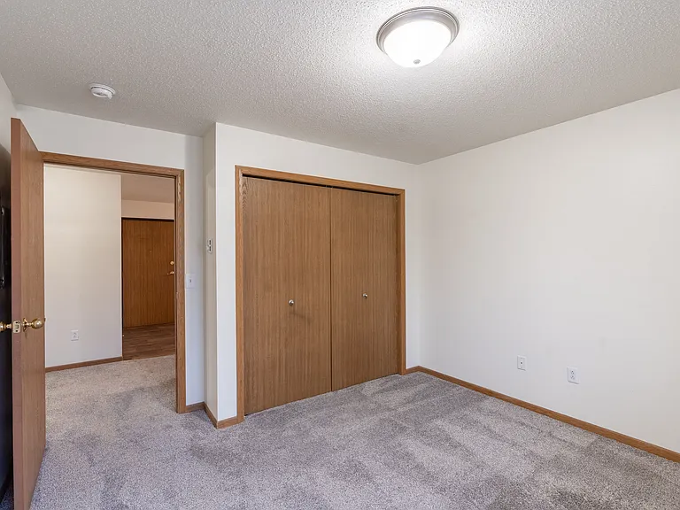 Fargo, ND Oxford Apartments | 21B | Bedroom