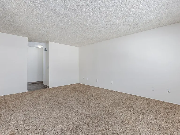Kathy-Ann Apartments — Photo 41