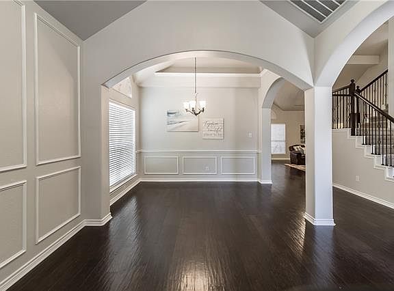 5th image of 1014 Lauren Ln