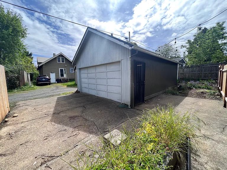 4702 NE 32nd Pl — Photo 2