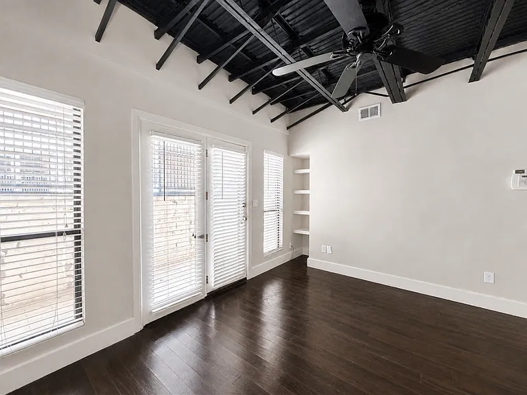 915 NW 7th St #105 — Photo 11