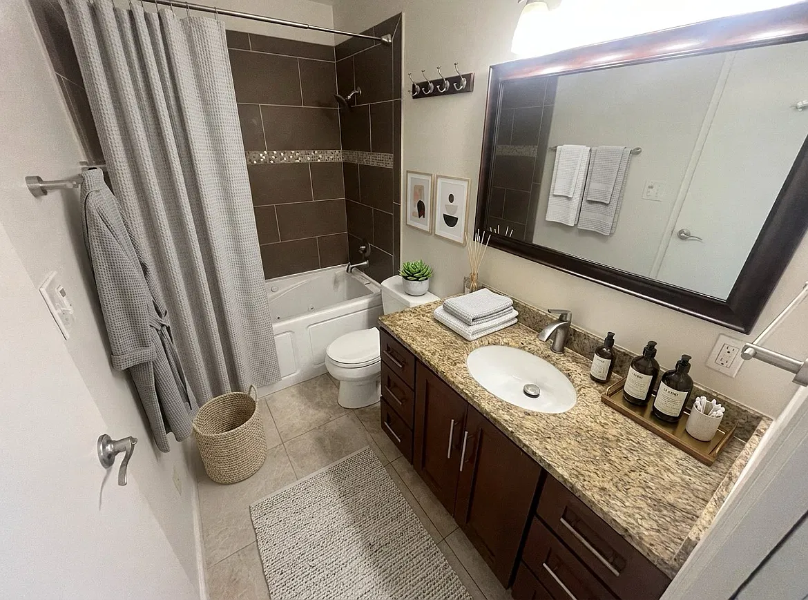 2 bed, 1011 sqft, $3,295 — Photo 4