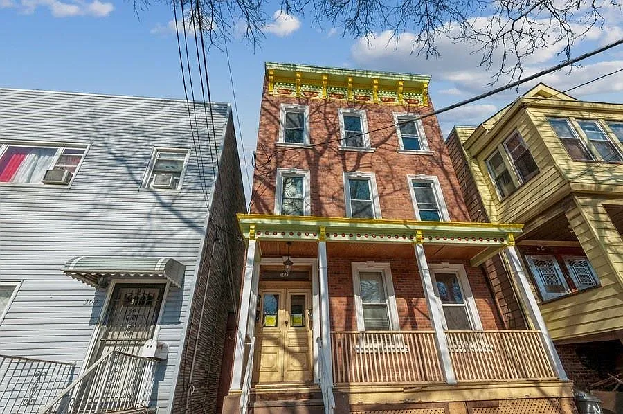 3 bed, 1.0 bath, $2,450 — Photo 1