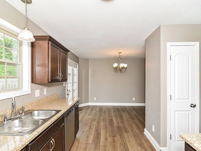 619 Woodhaven Dr — Photo 9
