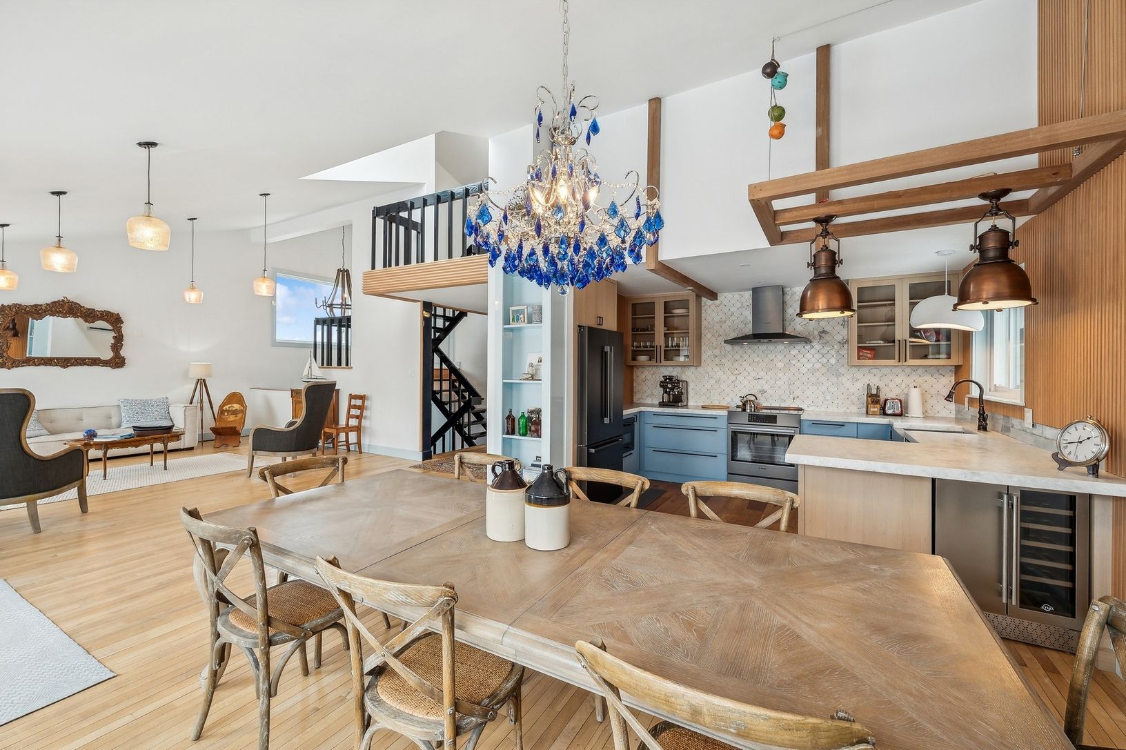  Open upper dining