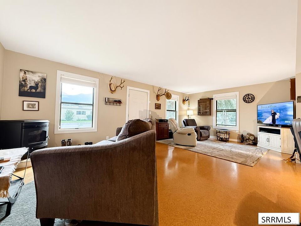 13th image of 706 College St