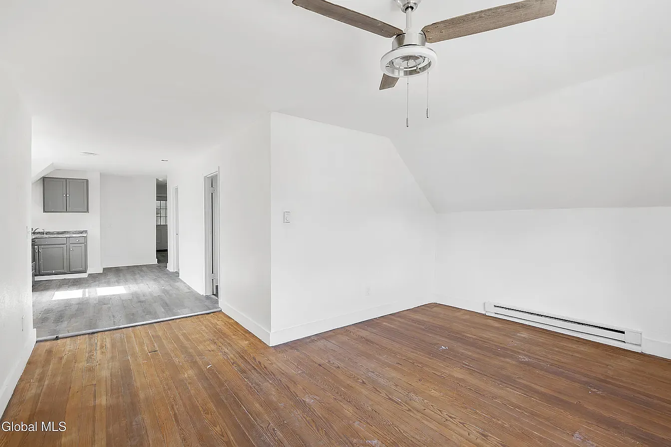 3 bed, 1000 sqft, $1,550 — Photo 2